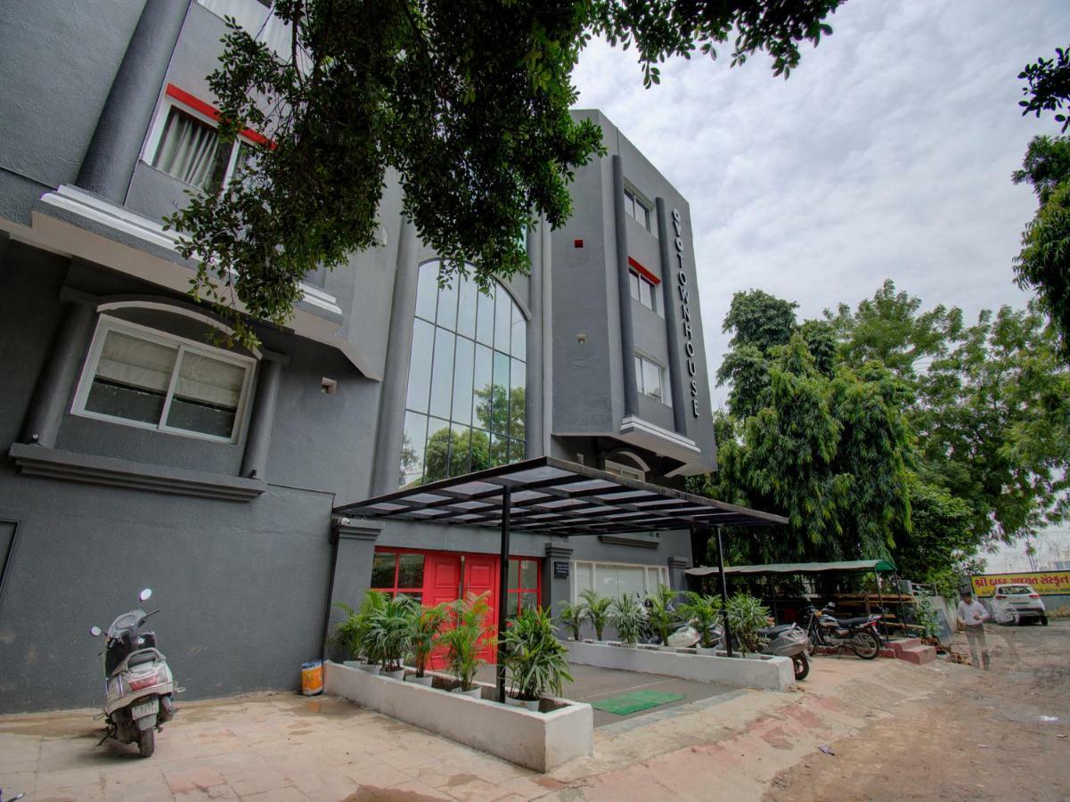 Oyo Townhouse 150 Shreyas Colony Ahmedabad Exterior photo